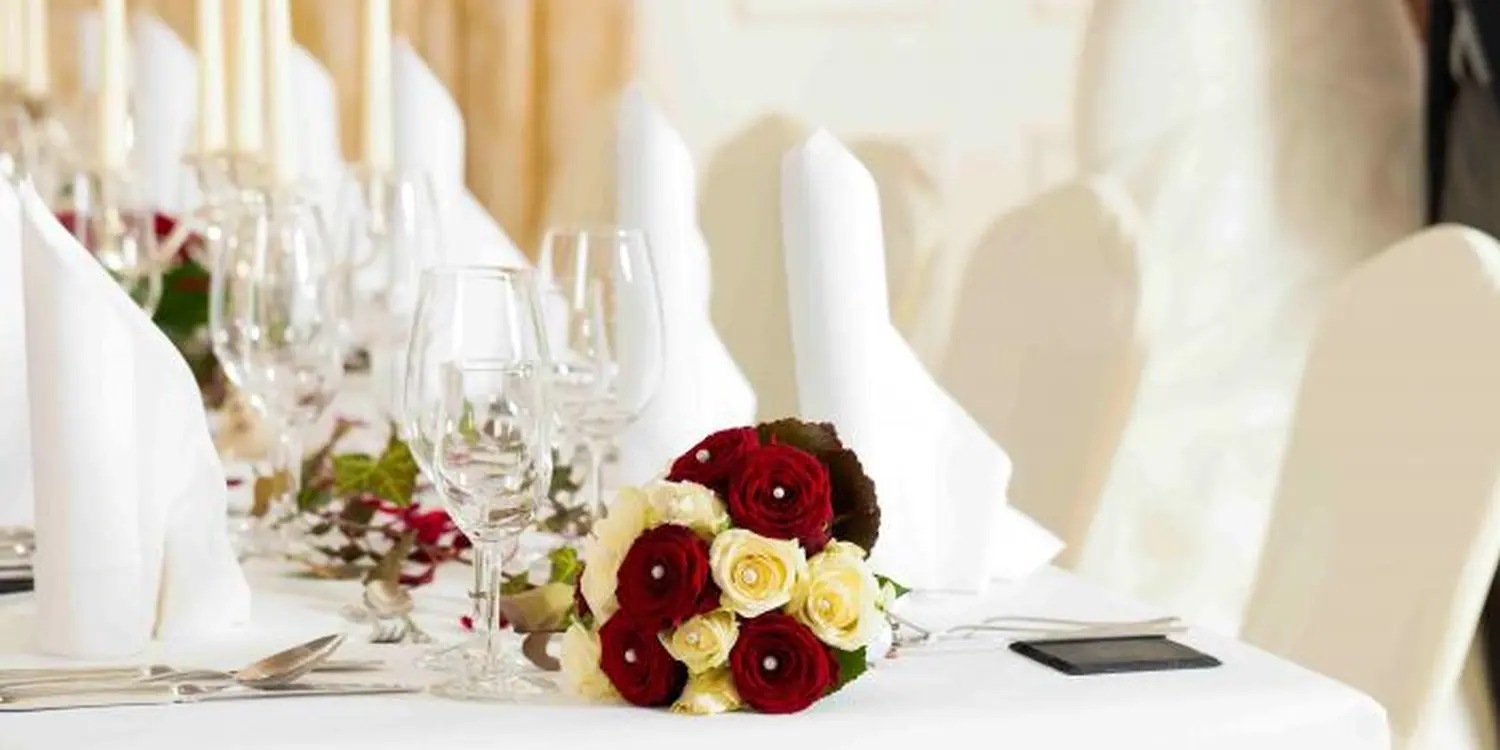 Hochzeitstisch klein von Heinrich Seegers Objekttextilien GmbH